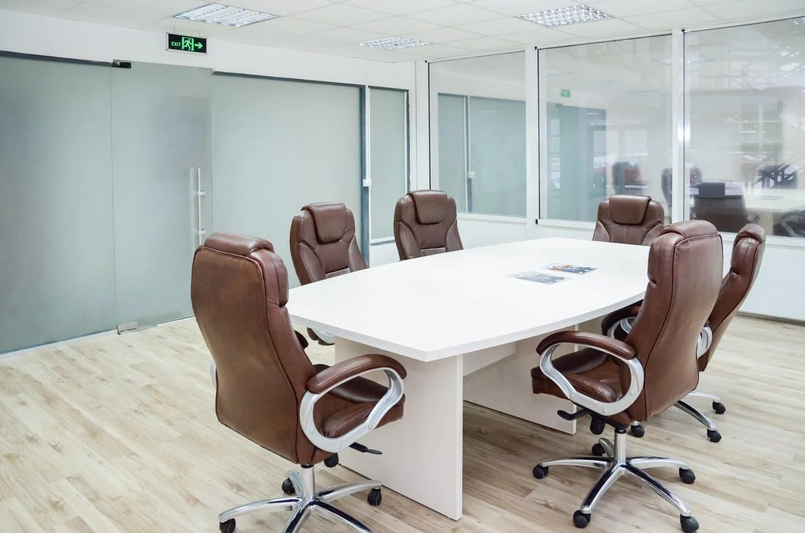 7 Aluminum Door Designs for Office Spaces