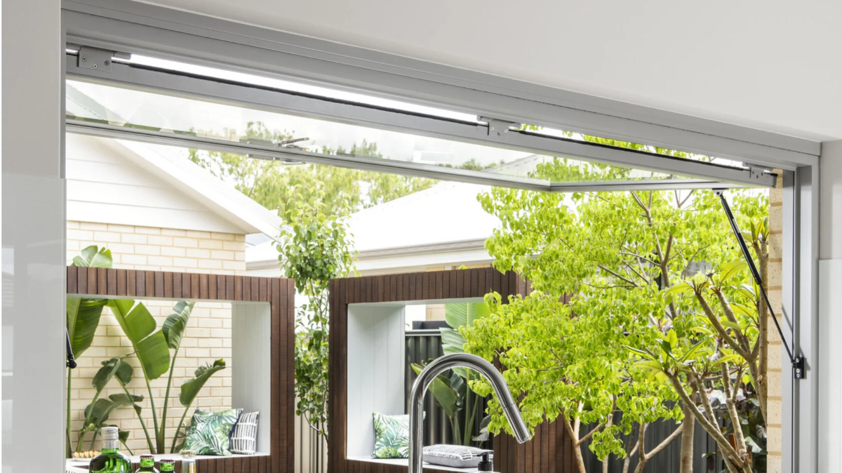 gas strut window
